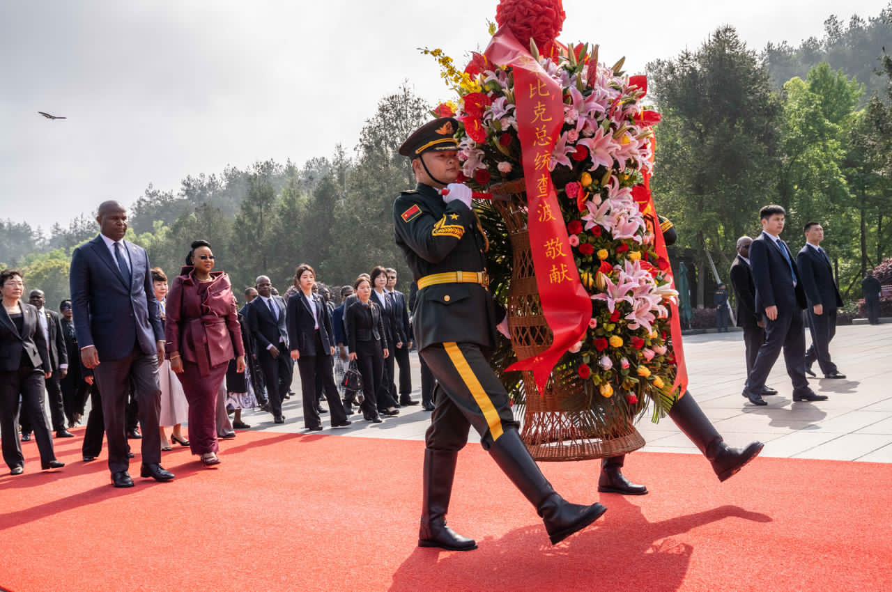 NA VISITA AO MEMORIAL DE MAO TSE TUNG: Chefe do Estado destaca irmandade entre os povos