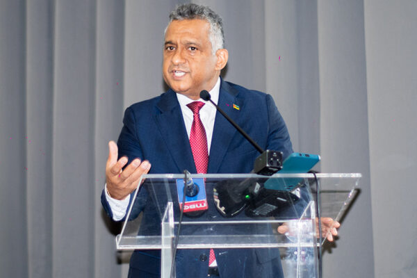 PR participa hoje do lançamento do livro "Repensar o Desenvolvimento Económico" em Maputo