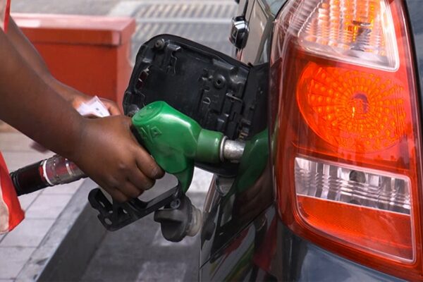 Petróleo cai mais de 15% após anúncio de cessar-fogo no Irão