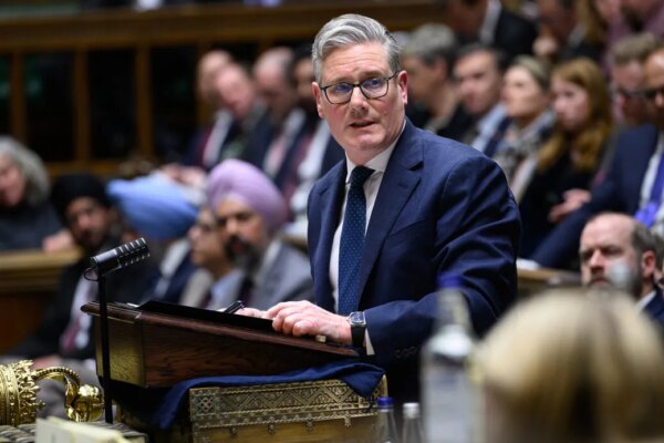 Starmer ‘não vai ceder’ à pressão para entrar na guerra contra Irão