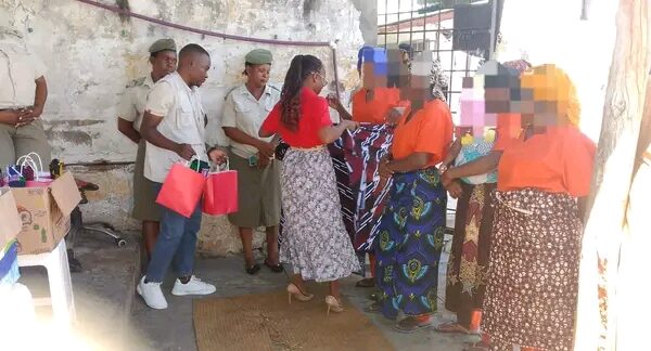 ‎A CAMINHO DO CENTENÁRIO: “Notícias” leva esperança às reclusas