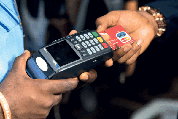 Mais um cartão de débito impulsiona inclusão financeira