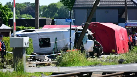 NA BÉLGICA: Quatro mortos em colisão de comboio e autocarro escolar