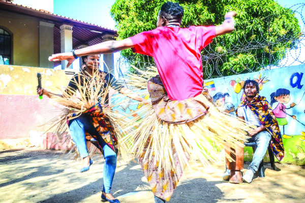África vive nos sabores, tecidos e no poema que o corpo dança