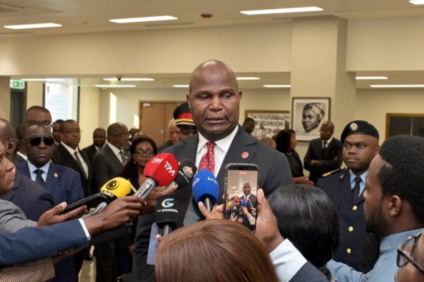 Chapo capta novos parceiros à margem da Cimeira de Luanda
