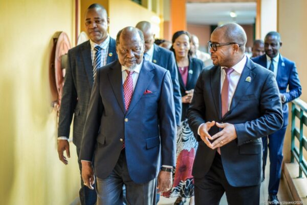 Chissano defende universidades mais próximas do povo