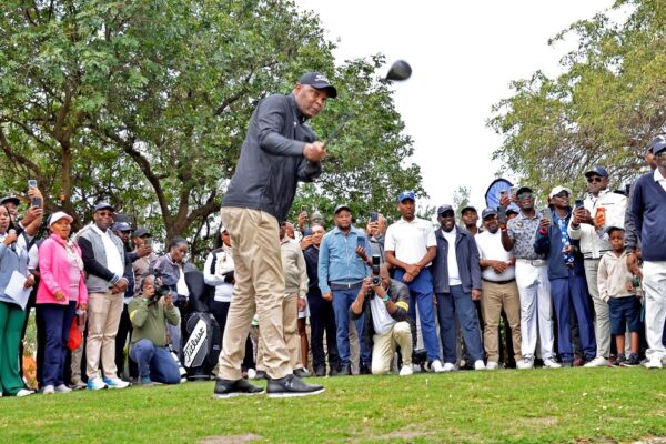 Futuro de turismo discutido com tacadas de golfe