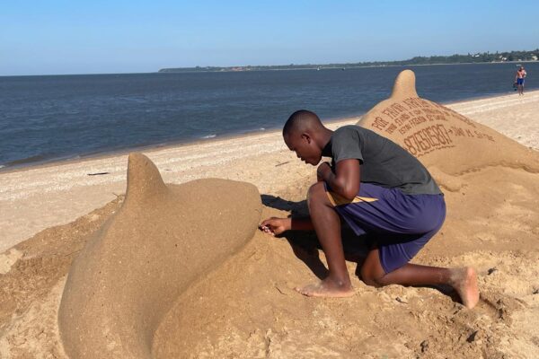 JOÃO SITOE: Desenhar para voltar a ouvir