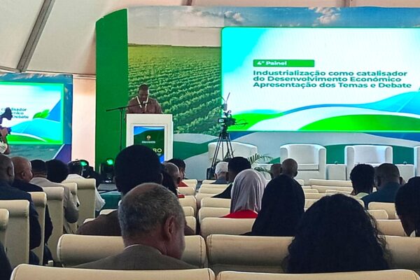 Prossegue conferência internacional de industrialização e agro-negócio