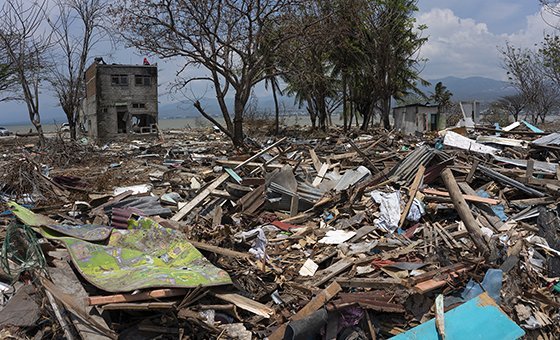 Sismo causa morte e tsunami nas Filipinas