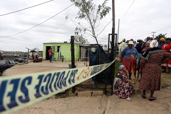 Tiroteio em assentamento informal de Joanesburgo faz 12 mortos e 9 feridos