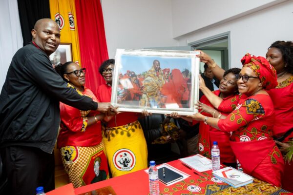 ÀS ORGANIZAÇÕES SOCIAIS DA FRELIMO: Chapo exige unidade vigilância e trabalho