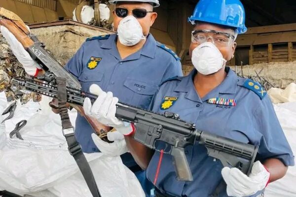 Polícia da África do Sul destrói cerca de 12 mil armas de fogo e peças ilegais
