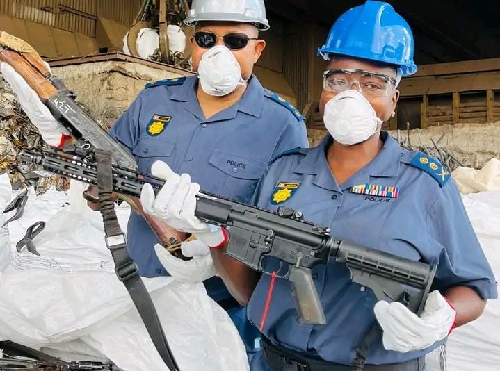 Polícia da África do Sul destrói cerca de 12 mil armas de fogo e peças ilegais