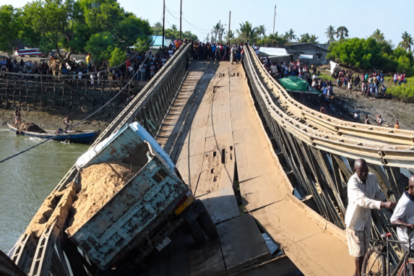 Queda de ponte corta ligação entre o bairro de Incídua e a Cidade de Quelimane