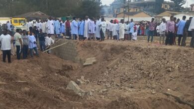 Ministro sul-africano visita local de desabamento de igreja que fez dez feridos em Durban
