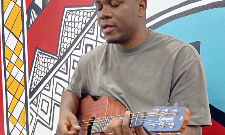 Lourenço Jr. canta no Mbenga Live Session - Jornal Domingo