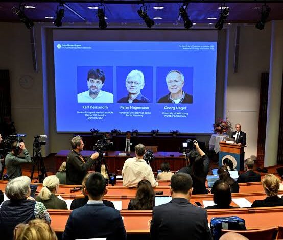 Nobel da Medicina repartido por três cientistas - Jornal Domingo